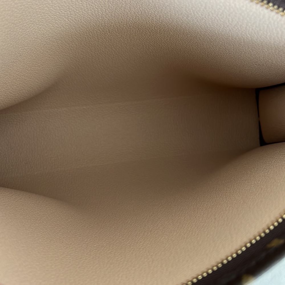 Louis Vuitton Monogram Toiletry 26 - Picture 10 of 11
